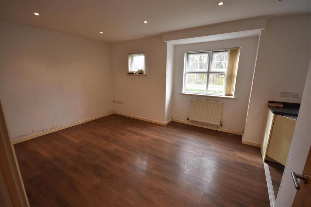 OPEN PLAN LIVING/KITCHEN