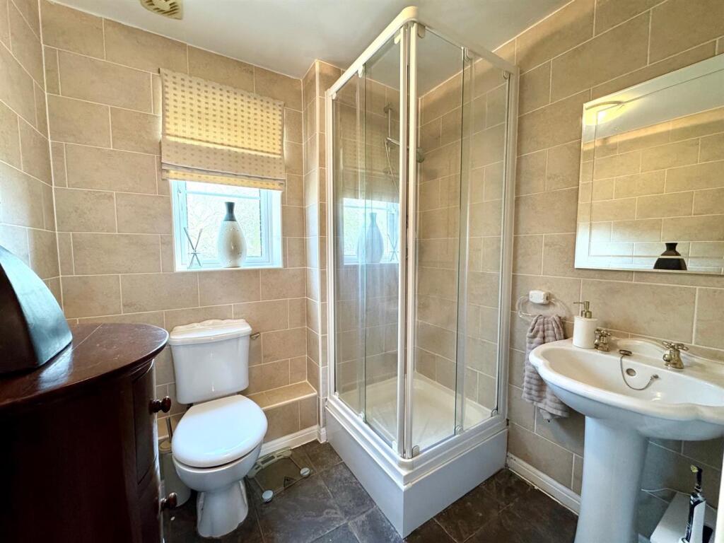 EN-SUITE SHOWER ROOM