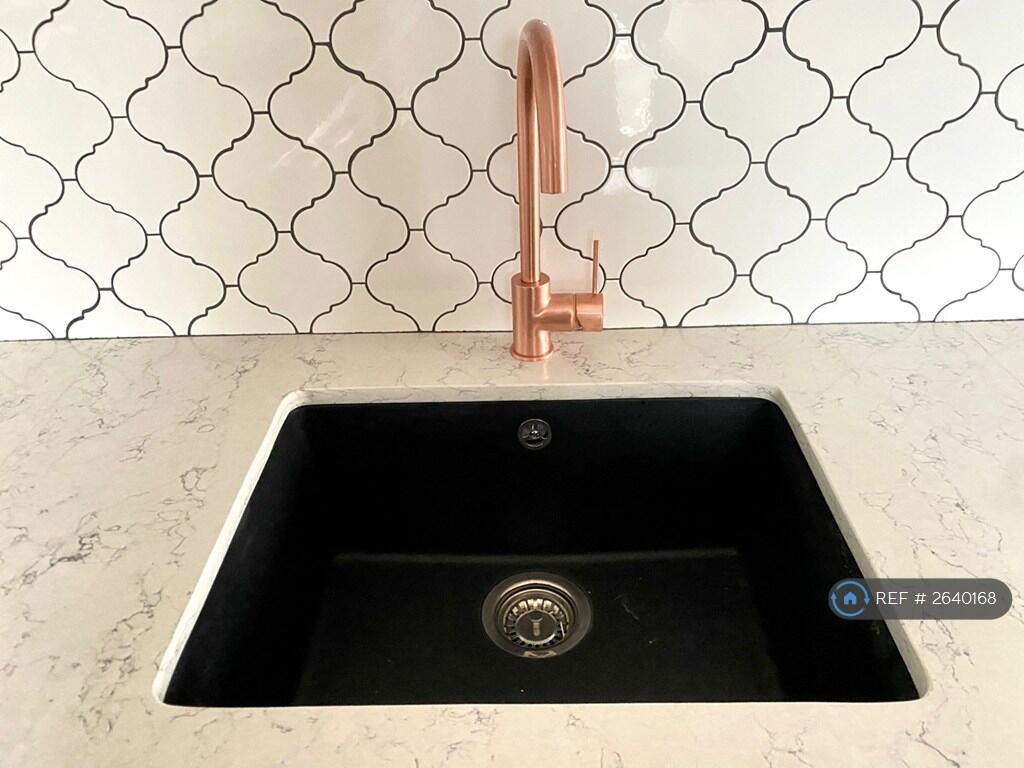 Quartz Worktop With Copper Hardware