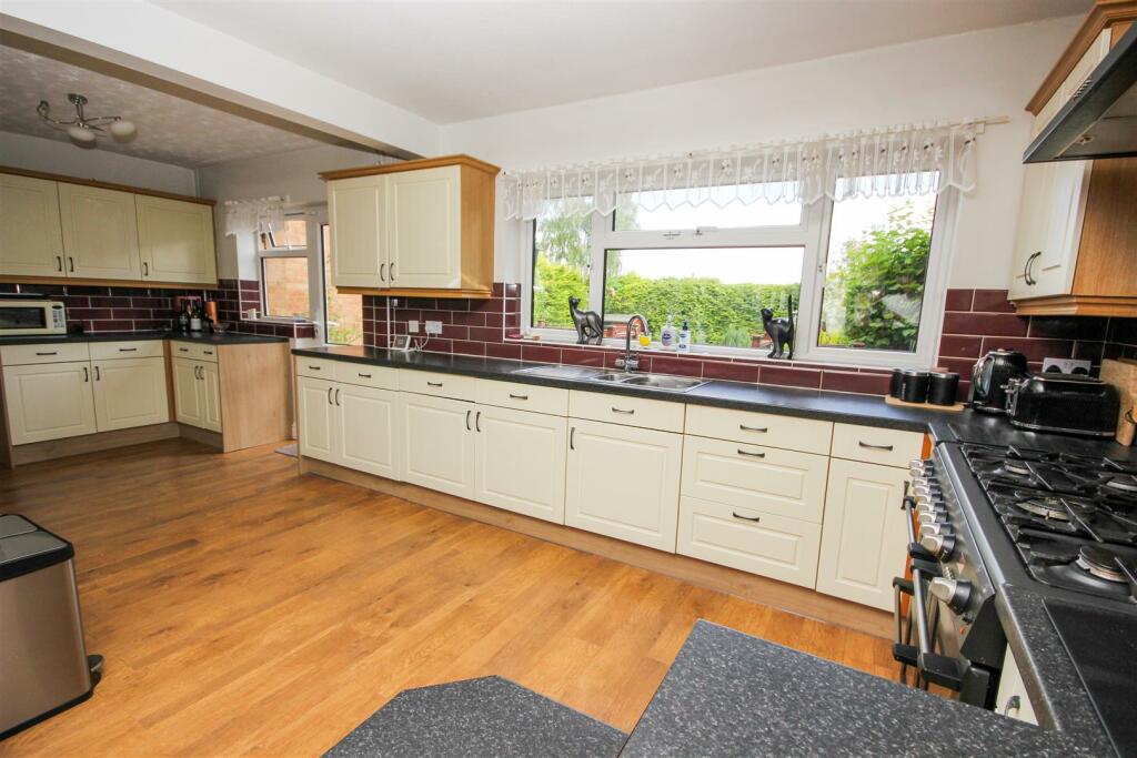 Kitchen 1.jpg