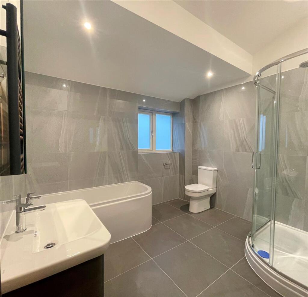 Main Bathroom.JPG