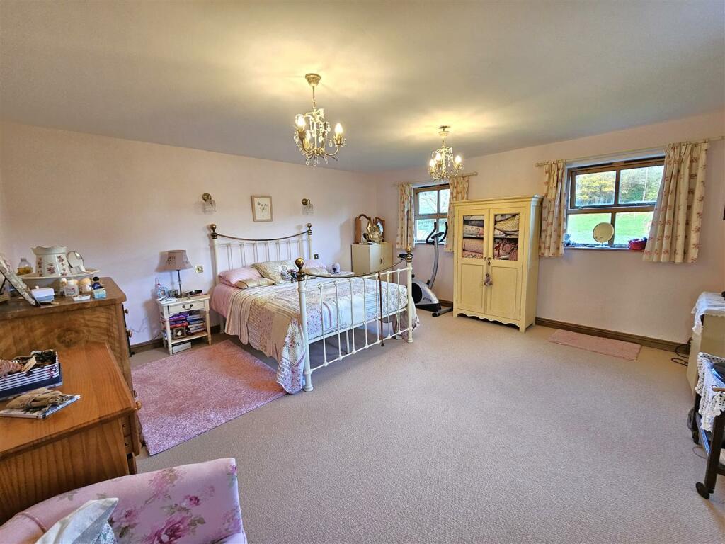 Master Bed 2.jpg