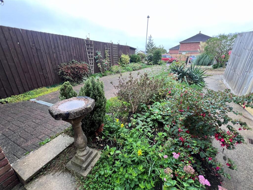 Front garden 1.jpg
