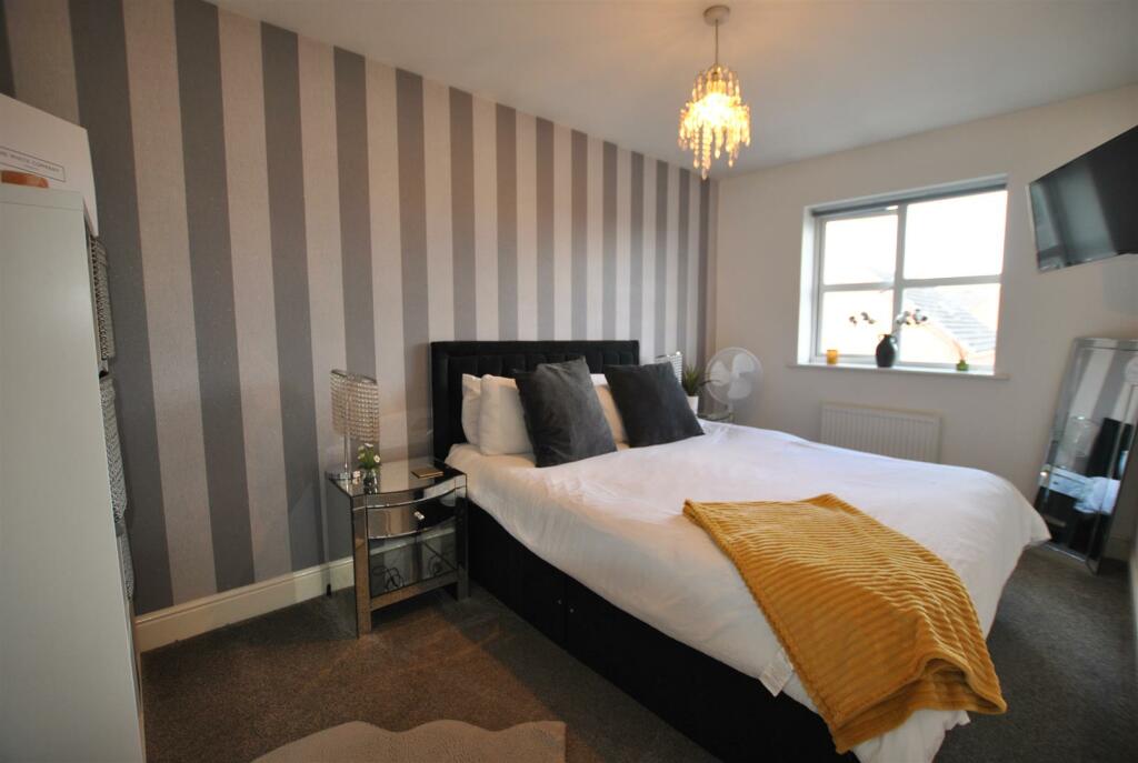 MAIN BEDROOM