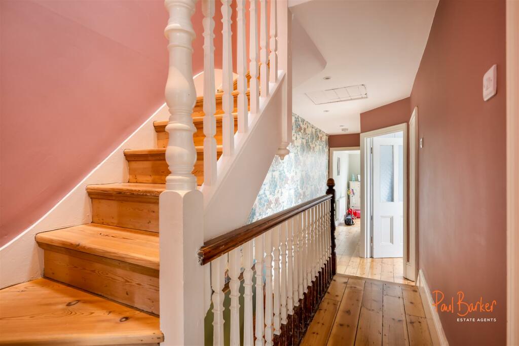 241028 - 61 Carlisle Avenue, St Albans - 25 [WM].j