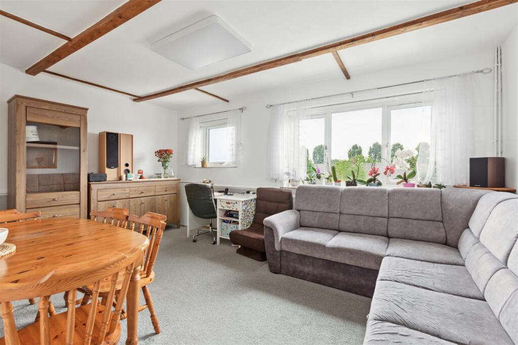 36 Balmoral Dr, Borehamwood WD6 2RD_005.jpg