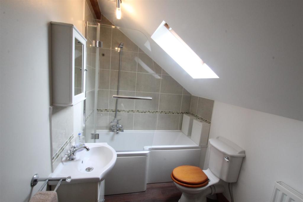 ENSUITE BATHROOM