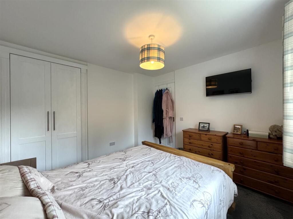 BEDROOM 1.1.JPG