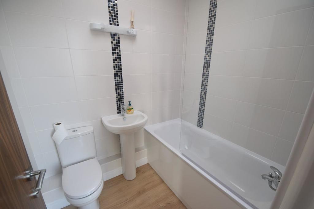 27 Esher House bathroom.JPG