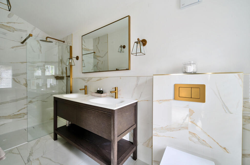 1296858-9-682dc37...