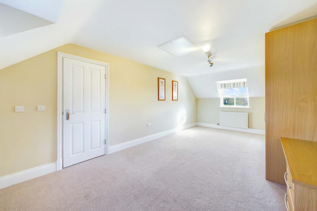 CAM03162G0-PR0214-STILL028