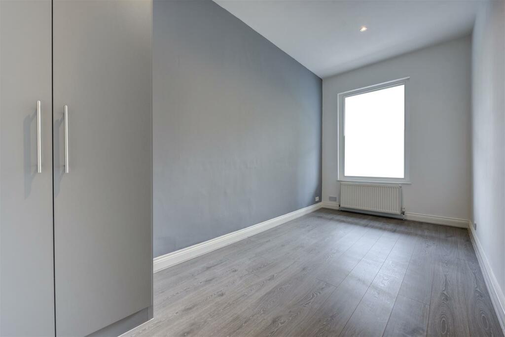 500b kings road 1051 bed2.jpg