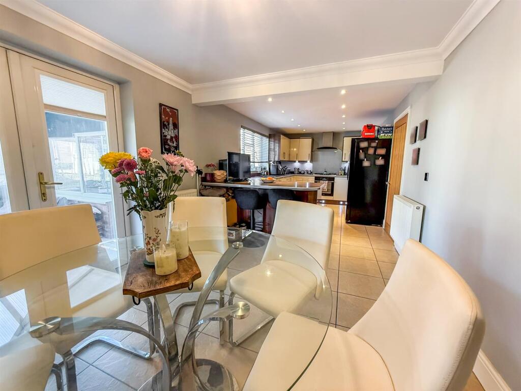 KITCHEN / DINING ROOM