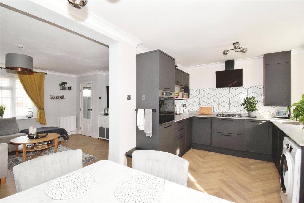 Kitchen &amp; Lounge