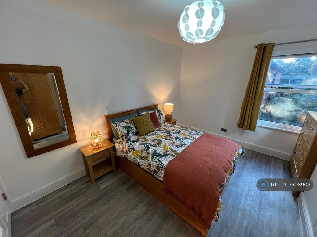 Large Spacious Bathroom
