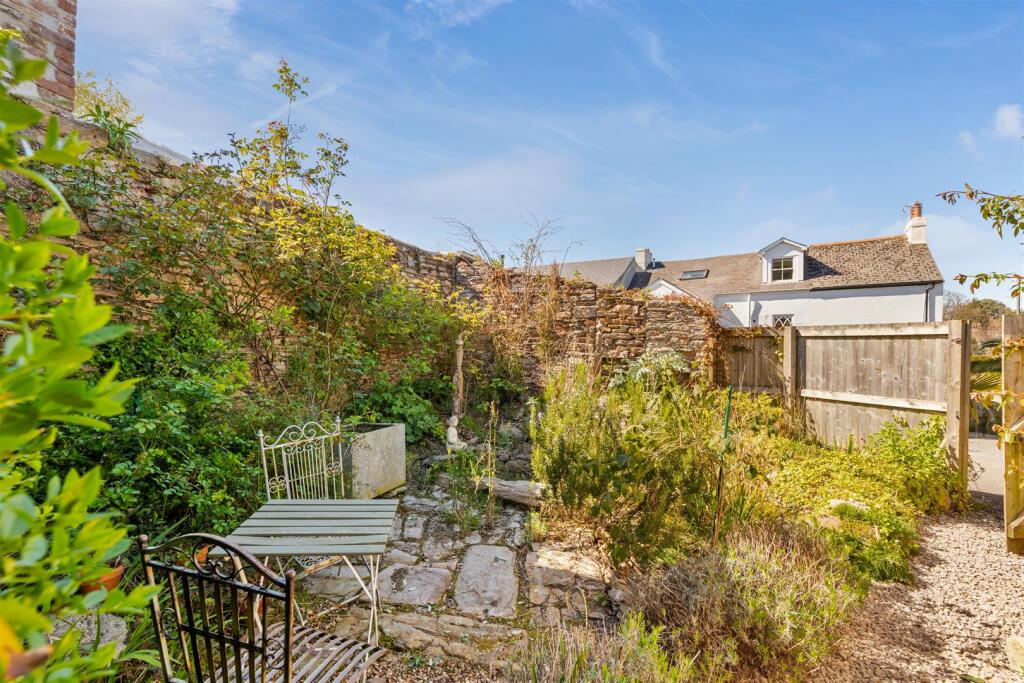 A08 - 52 Milton Street Brixham - 250411.jpg