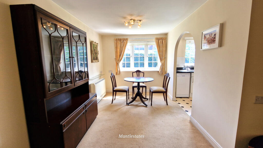 LOUNGE / DINING AREA