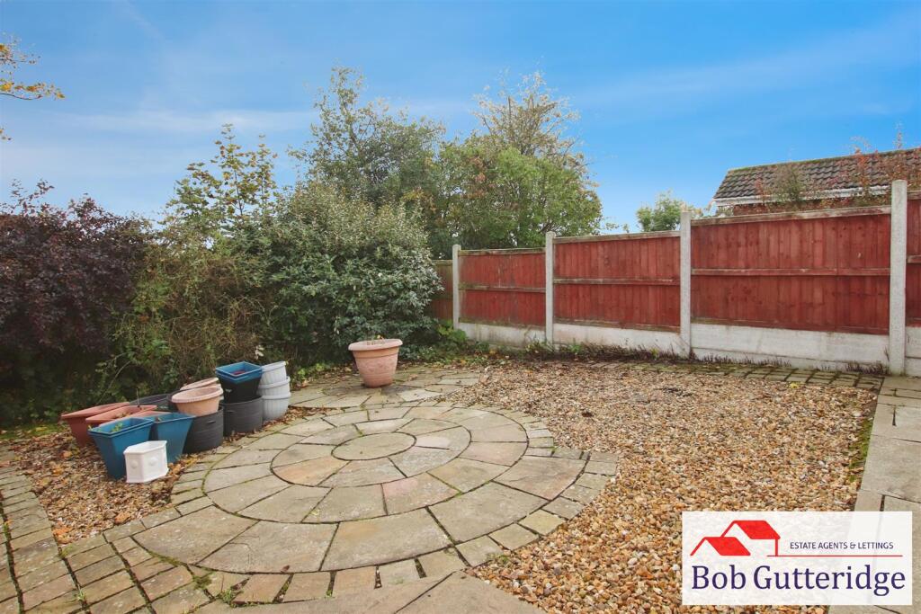 ENCLOSED REAR GARDEN