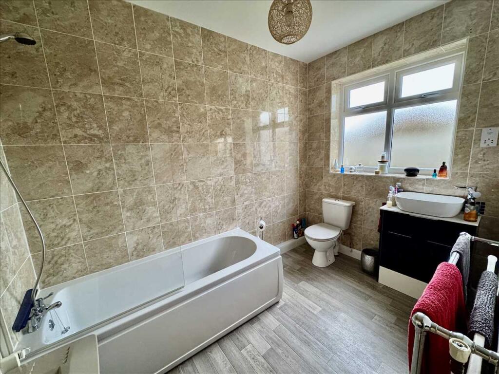 ENSUITE BATHROOM