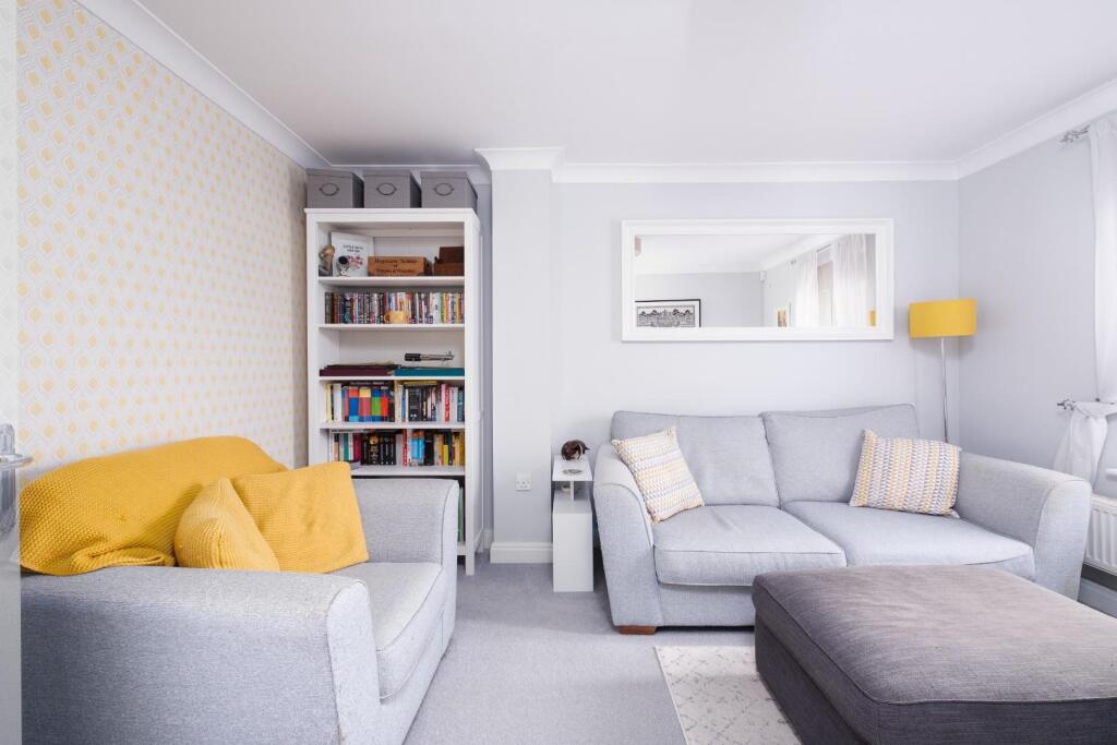 6 TRUBSHAW CLOSE--4.jpg