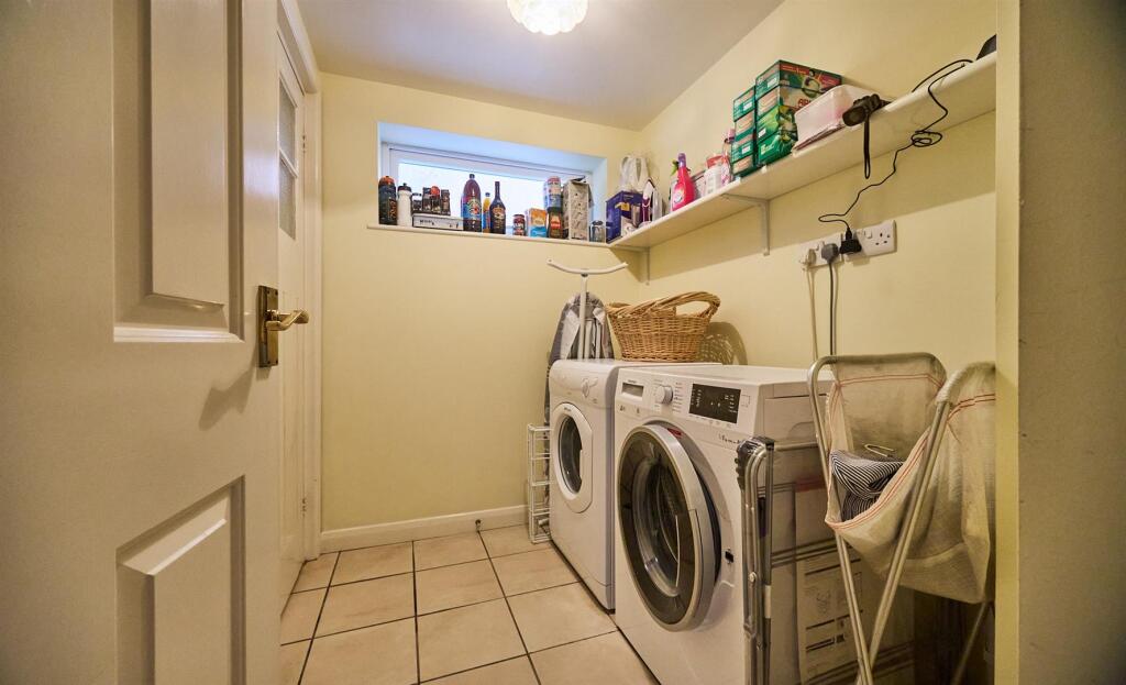 UTILITY ROOM TO SIDE
