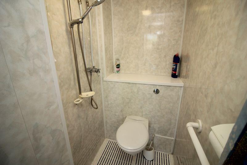 Shower area/toilet