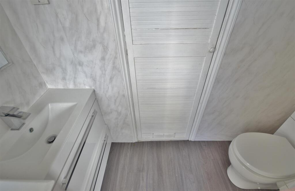 GROUND FLOOR CLOAKROOM