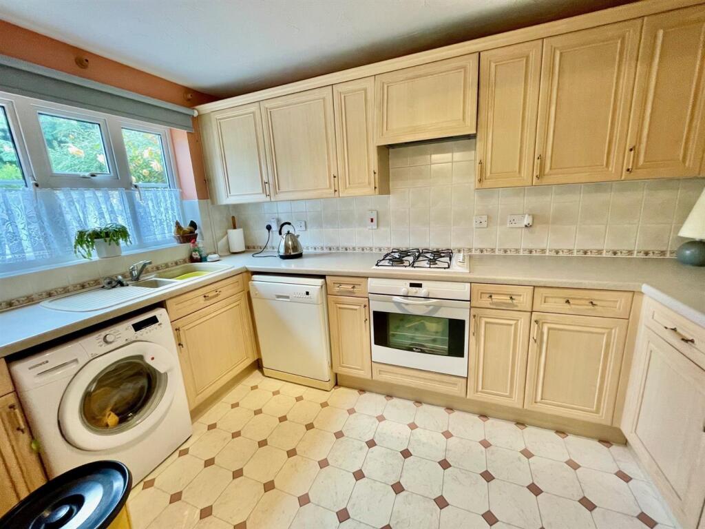 2 Oaklands Wood Kitchen.jpg