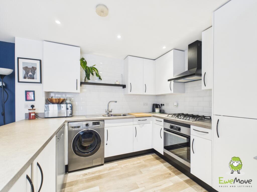 EweMove Estate Agents Basingstoke - Dovecote Way -