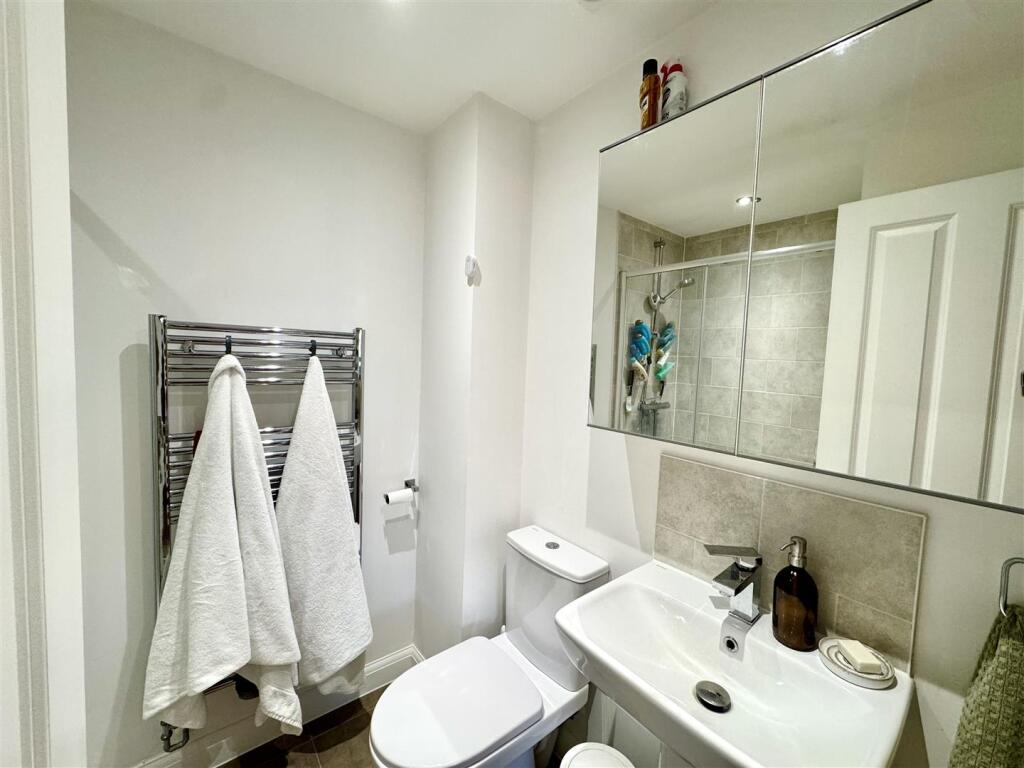 EN-SUITE SHOWER ROOM