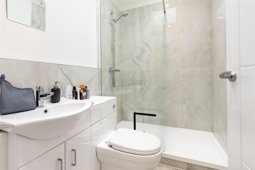 1a, Bumbles Green (34).jpg