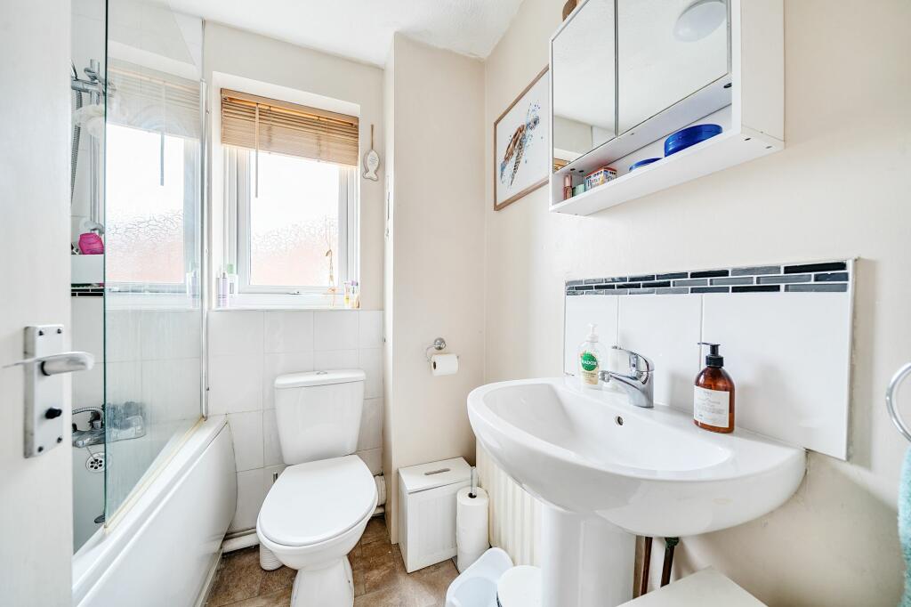 Bathroom W.C (1)