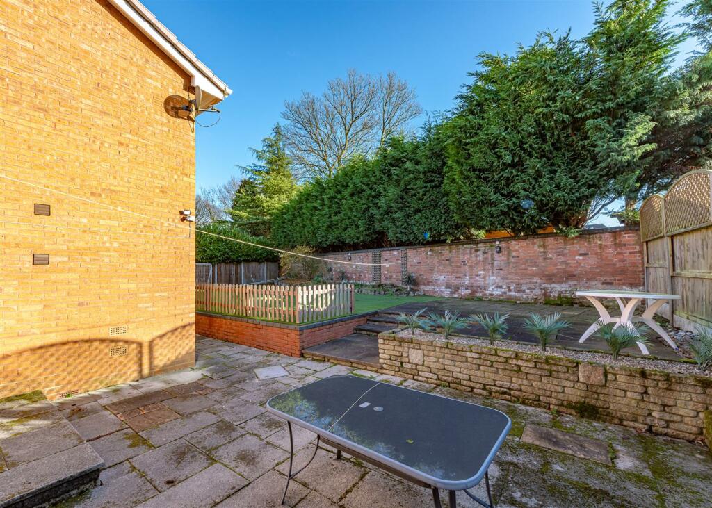 6 Redmoor Gardens-External 4.jpg