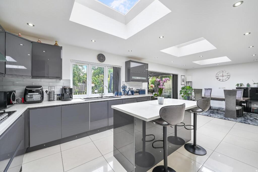 KINROSS AVENUE (3).jpg