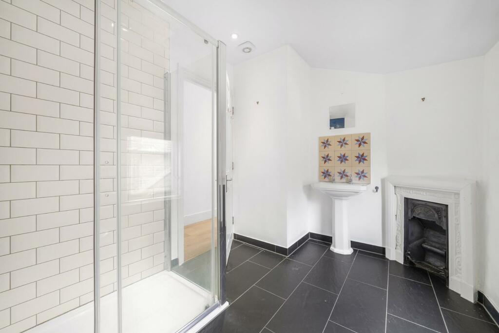 Upper Bathroom (2).jpg