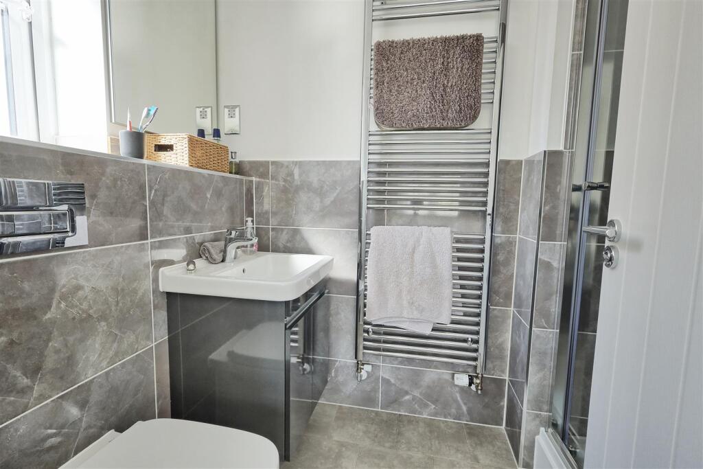 EN-SUITE SHOWER ROOM