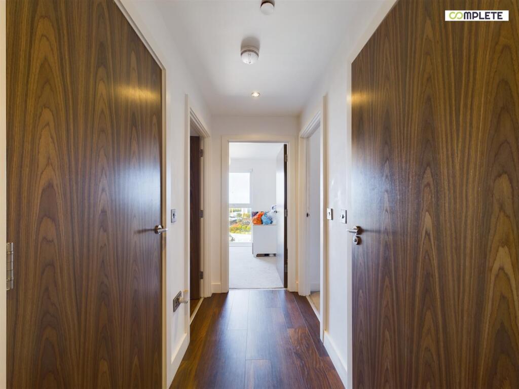 CAM01231G0-PR0080-STILL008