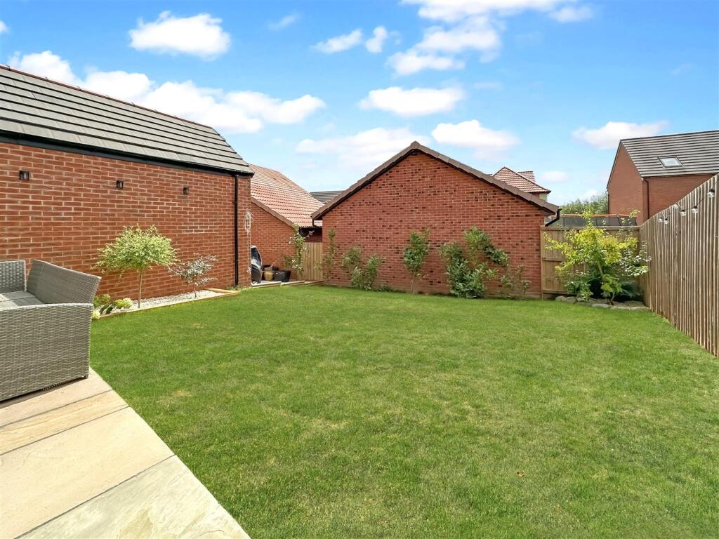 Lovely South-Facing Garden 758