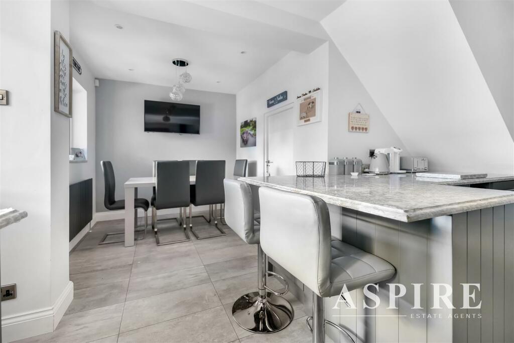 Aspire Estate Agents ss823.jpg