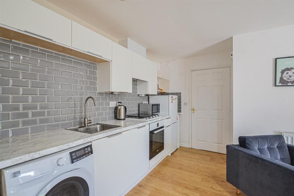 Lounge / Dining Kitchen