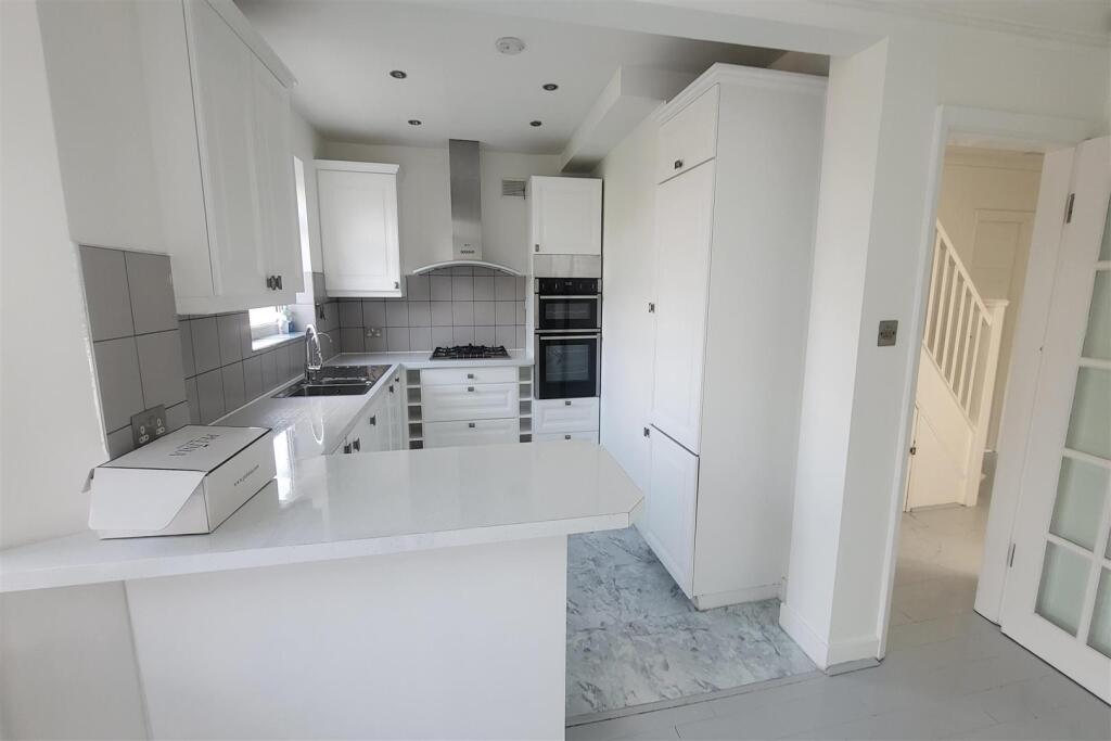 WELL FITTED KITCHEN: