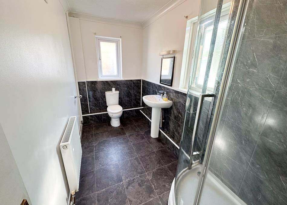 EN-SUITE SHOWER ROOM