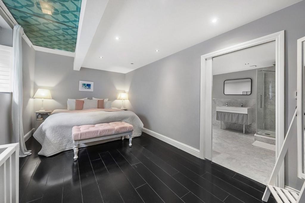 Bedroom (1).jpg