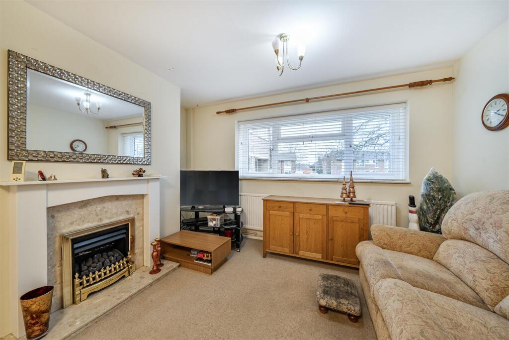 Grove Crescent - Lounge 3.jpg