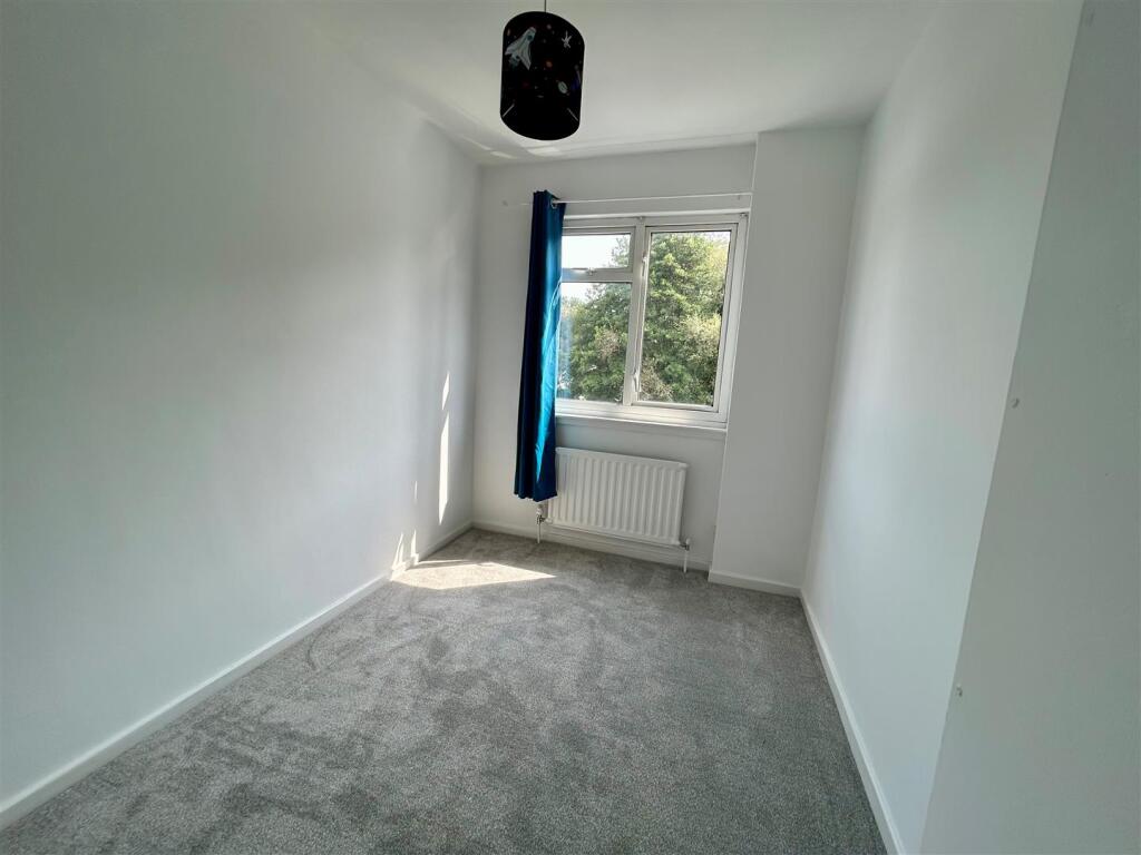 13 Alphington Green bedroom 4.jpg