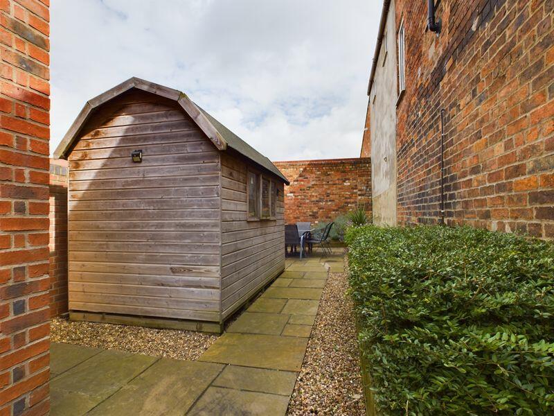 Rear courtyard style garden