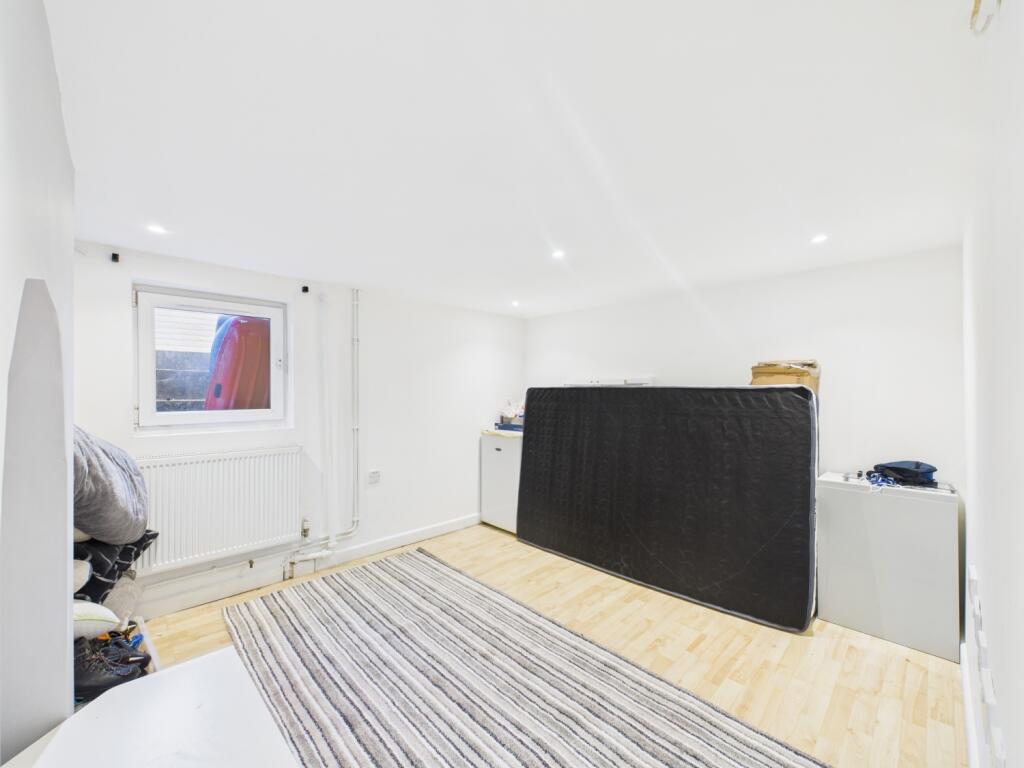 CAM03062G0-PR0215-STILL005