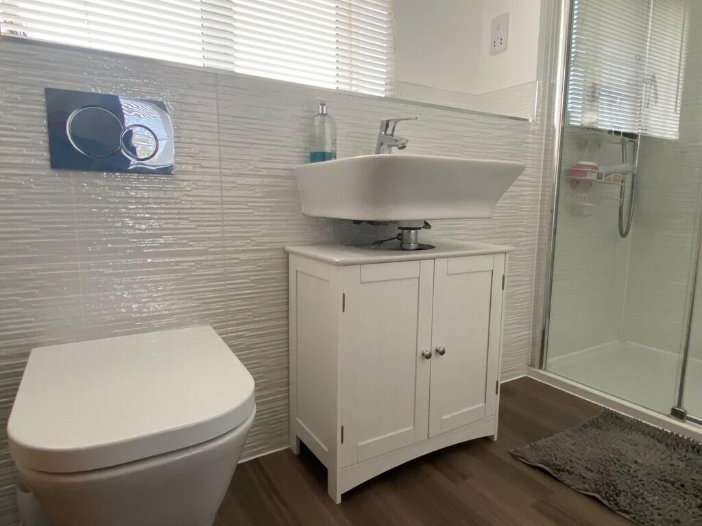 Ensuite to 2nd Be...