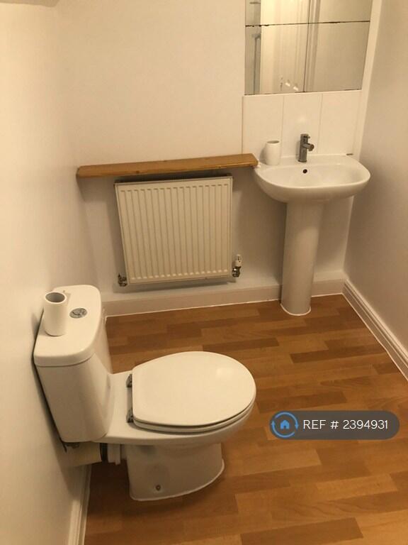 Bathroom (4) - Second Floor Ph(1)