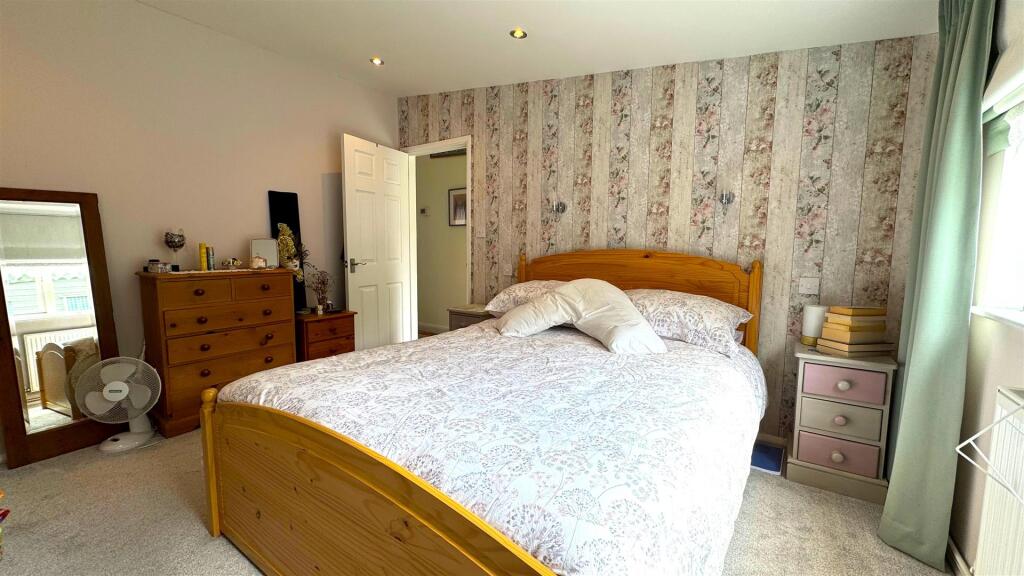 Bedroom 1 (2).jpg
